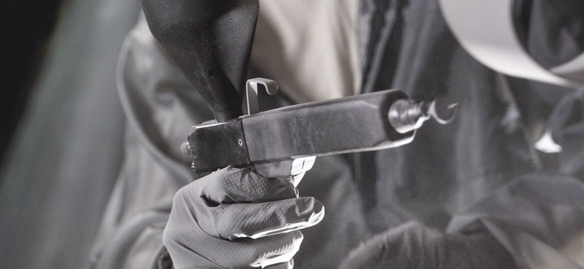 uomo-di-vista-frontale-che-lavora-con-la-pistola-della-vernice