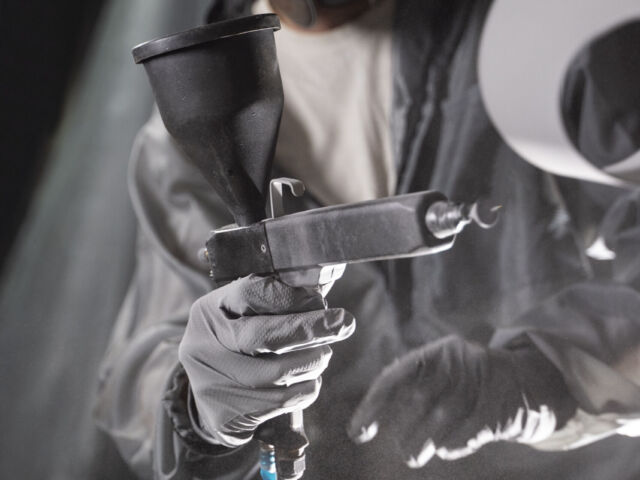 uomo-di-vista-frontale-che-lavora-con-la-pistola-della-vernice